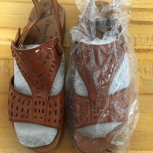 NWT LEATHER Bare Traps sandals